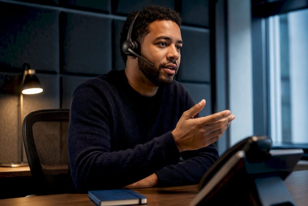 Containment 70–95%: Voicebot Customer Service Playbook for CX Leaders